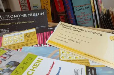 Auf einem Tisch liegen verschiedene Gutscheine.