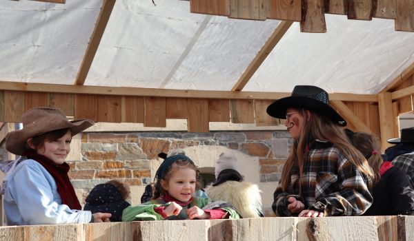 Kinder sind als Cowboys verkleidet.