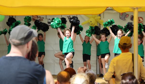 Kinder tanzen auf einer Bühne.
