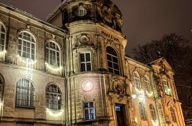 Das Spielzeugmuseum Sonneberg im Winter bei Nacht.