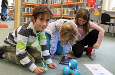 Schulkinder programmieren Roboter Dash, Foto: K. Zitzmann