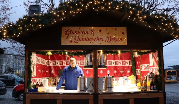 Ein Verkaufsstand mit der Aufschrift: Glühwein und Sumbarcher Detsch.