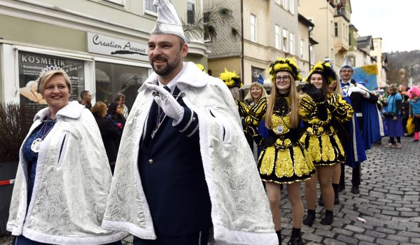 Das Prinzenpaar mit silbernem Umhang.