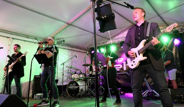 Eine Band spielt auf einer Bühne.