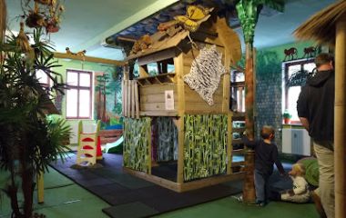 Kinder beim Spielen im Indoorbaumhaus des Nautilands. (Foto: Nautiland Sonneberg)