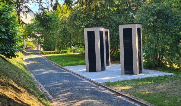 Urnenstelen auf dem Hauptfriedhof Sonneberg.