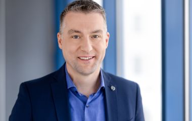 Ein Mann steht vor einem Fenster. Es ist der Hauptamtsleiter Michael Kraus.