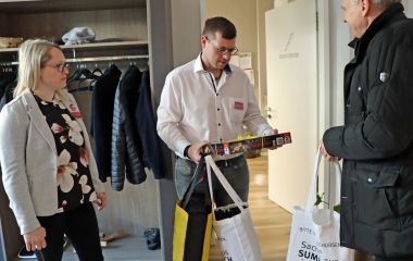 Der Bürgermeister überreicht Geschenke an die Mitarbeiter der Einrichtung.