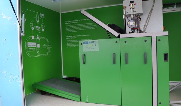 Eine technische Anlage in einem Anhänger.