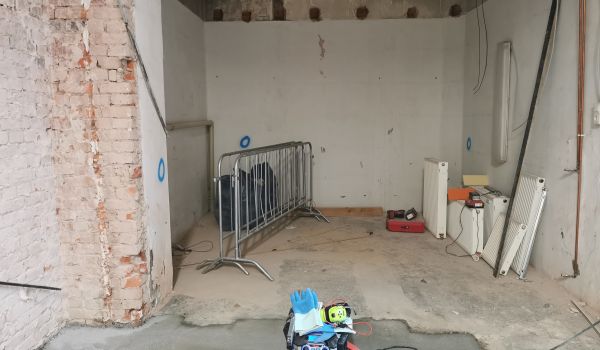 Eine Baustelle in einem Gebäude.