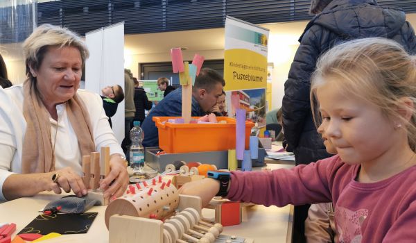 Ein Kind experimentiert mit Musik.