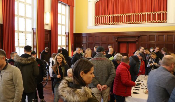 Fundsachen-Versteigerung im Sonneberger Rathaus.