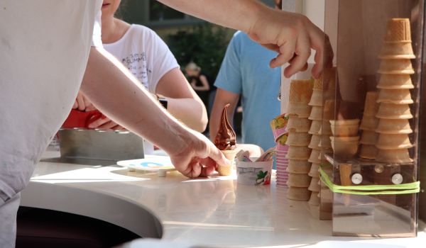 Ein Mann verkauft Softeis.