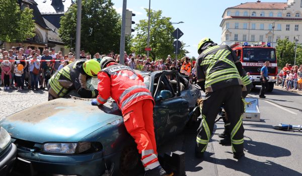 Die Feuerwehr und das DRK sichern ein verunfalltes Auto.