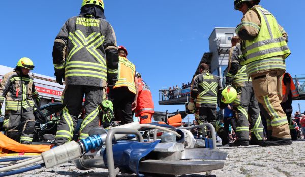 Feuerwehrmitarbeiter bei einem Probeeinsatz.