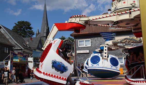 Ein Fahrgeschäft bei Sonneneschein.