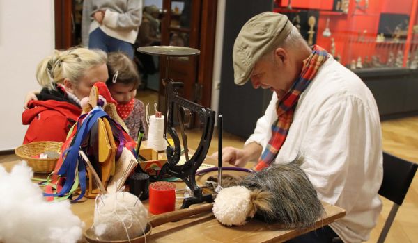 Kinder basteln mit einem Mann Stofftiere.
