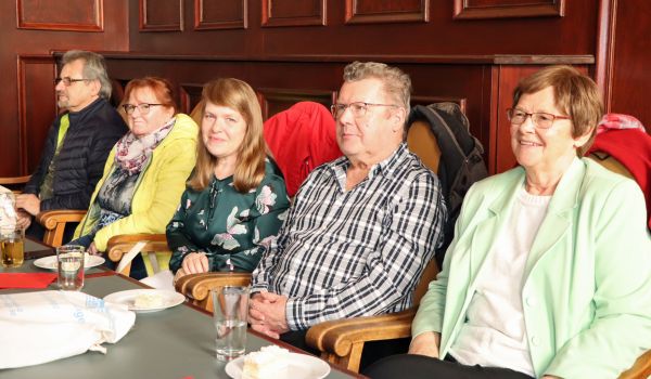 Zuschauer die zuhören.