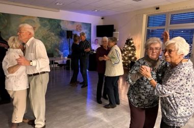 Senioren tanzen in der Wolke 14.