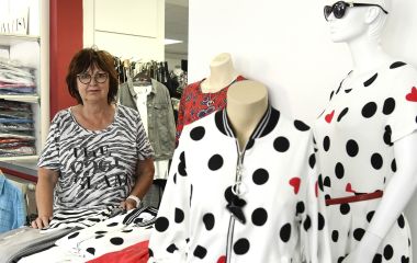 Seit über 30 Jahren gibt es bei Frau Erhardt Mode für große Größen in ihrem Geschäft "Mona Lisa" in der Bahnhofstraße. (Foto: Carl-Heinz Zitzmann)