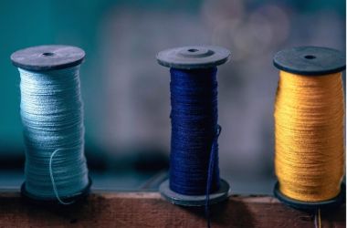 Drei Rollen Nähgarn.