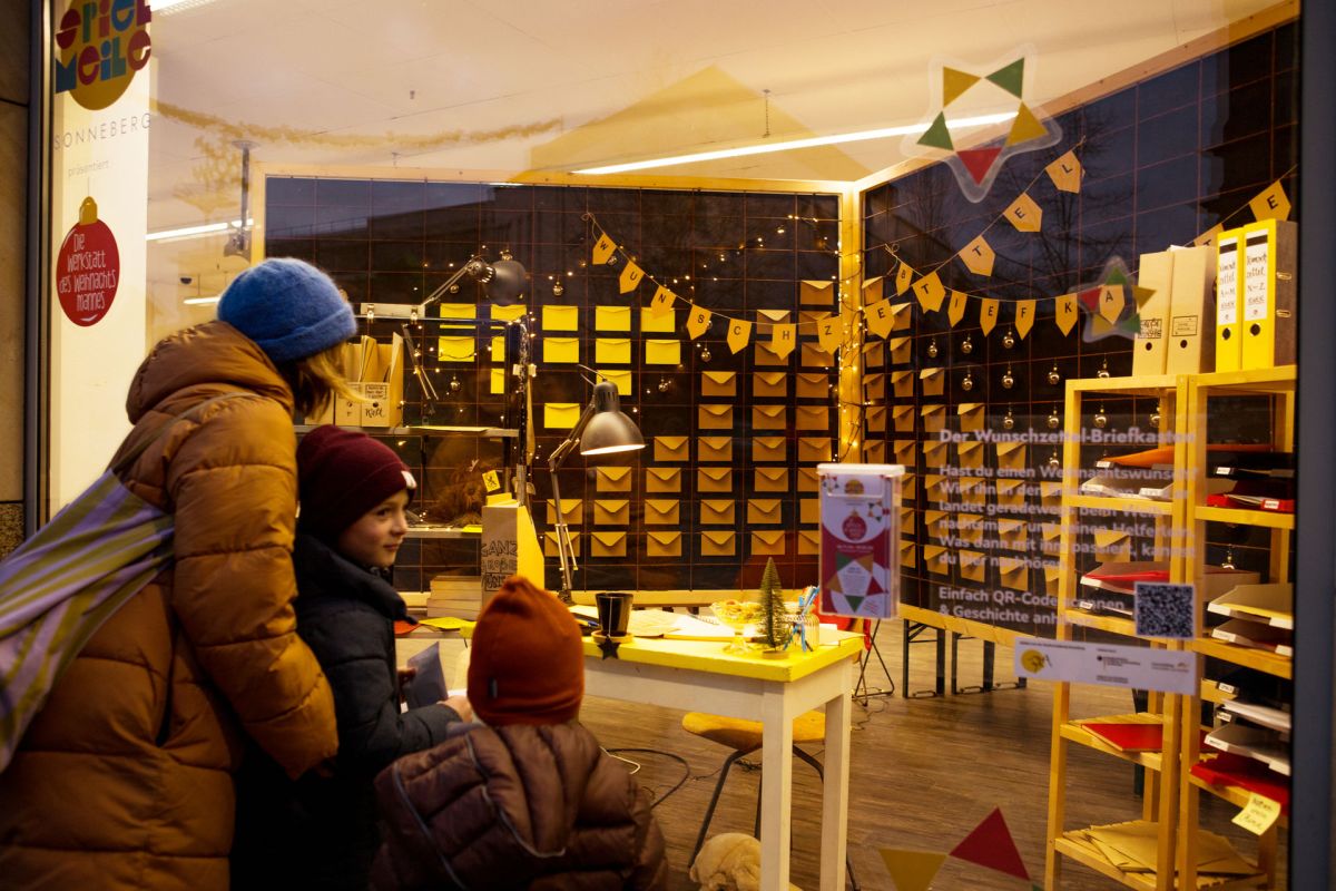 Die Poststation des Weihnachtsmannes hinter einem Schaufenster.