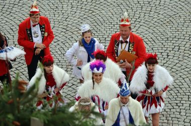 Das Prinzenpaar, die Tanzmariechen und der Elferrat laufen in das Rathaus ein.
