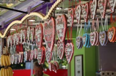 Ein Vekaufsstand an dem Lebkuchenherzen aufgehängt sind.