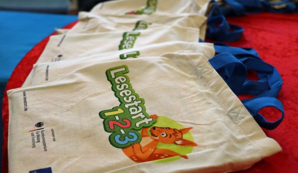 Stoffbeutel mit der Aufschrift Lesestart 1-2-3. Danaben ist ein Eichhörnchen.