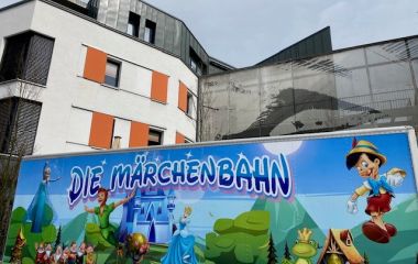 Ein Märchenbahnschild vor einem Gebäude.