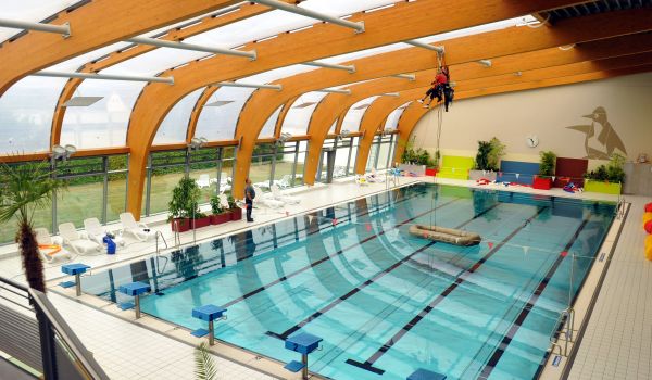 Ein Becken mit Wasser im Schwimmbad Sonnebad.