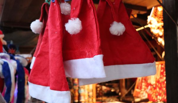 Weihnachtsmann-Mützen an einem Verkaufsstand.