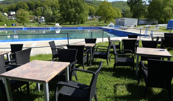 Biergartenbereich im Freibad Baxenteich. (Foto: Carl-Heinz Zitzmann)