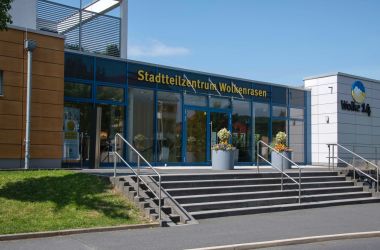 Ein Gebäude mit der Aufschrift: Stadtteilzentrum Wolkenrasen -  Wolke 14.