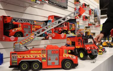 Feuerwehrautos und anderes Fahrzeuge auf einer Messe.
