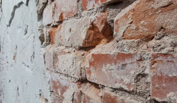 Eine alte Backsteinmauer.