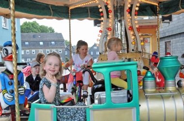 Kinder auf einem Karusell.