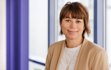 Das Bild zeigt ein Portrait von Frau Stamm, Mitarbeiterin Stadtarchiv