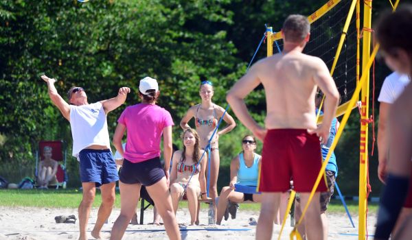 Menschen spielen Beachvolleyball.
