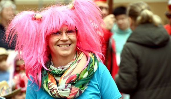 Eine Frau mit einer pinken Perücke.