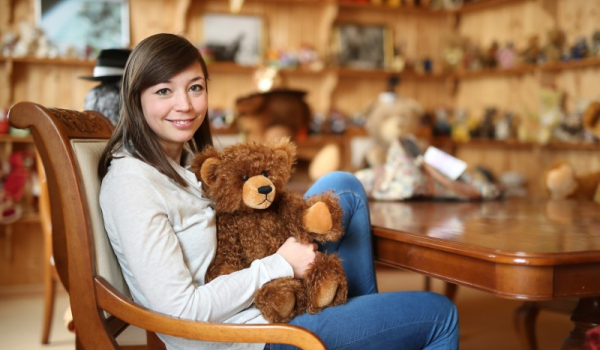 Geschäftsführerin Sina Martin mit einem Teddy. (Foto: Martin Bären)