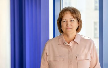 Das Bild zeigt ein Portrait von Frau Büttner, Mitarbeiterin Stadtarchiv