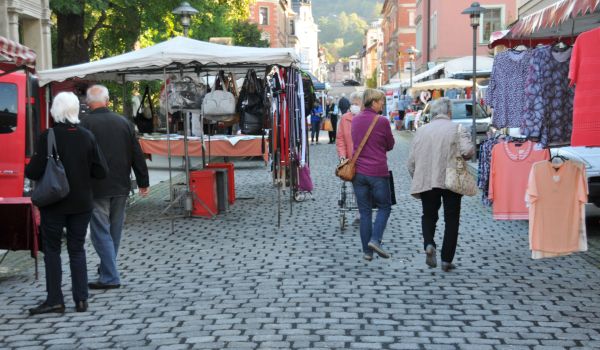 Verschiedene Marktstände mit Kleidung stehen in der Sonneberger Innenestadt.