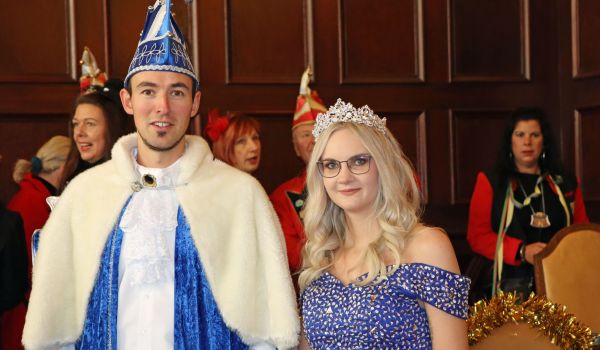 Das Prinzenpaar, blau gekleidet.