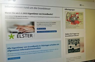 Ein Bildschirm zeigt eine Webseite mit Informationen rund um die Grundsteuer.