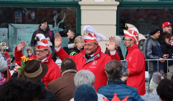 Männer des Elferrats laufen durch den Umzug.