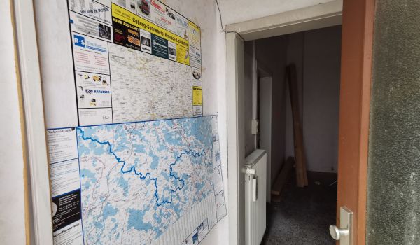 An einer Wand hängen zwei Landkarten.