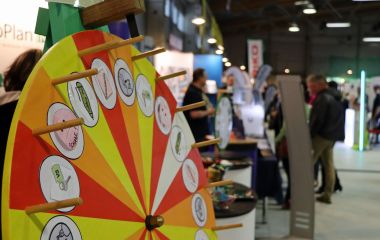 Ein buntes Glücksrad mit verschiedenen Gewinnmöglichten.