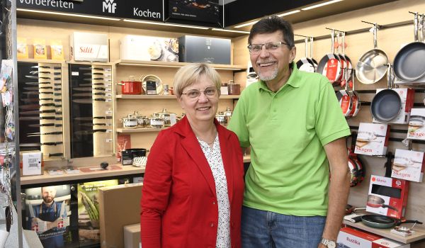 Wolfgang und Kerstin Schott zeigen ihr reichhaltiges Haushaltswarensortiment. (Foto: Carl-Heint Zitzmann)