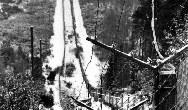 Schwarz-weiß: Der Verlauf eines Grenzzauns.